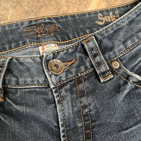 Silver Jeans Low rise curvy flared jeans with distressed hems. 29 EUC - Picture 4 of 16